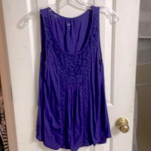 Sleeveless detail top